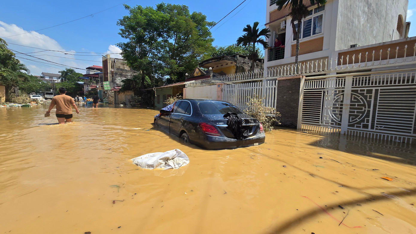 Ô tô nằm la liệt giữa bùn lũ ở Thái Nguyên - Ảnh 11