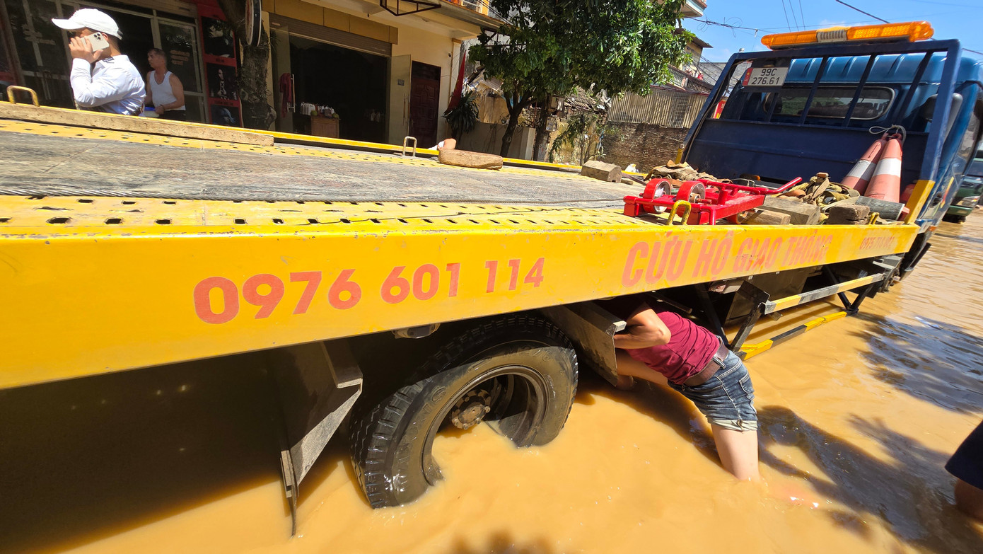 Ô tô nằm la liệt giữa bùn lũ ở Thái Nguyên - Ảnh 15