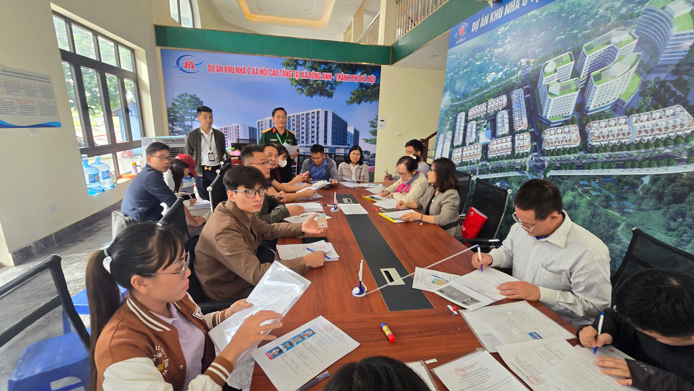 Xếp hàng nộp hồ sơ mua NOXH ngoại thành Hà Nội từ 2 giờ sáng - Ảnh 12