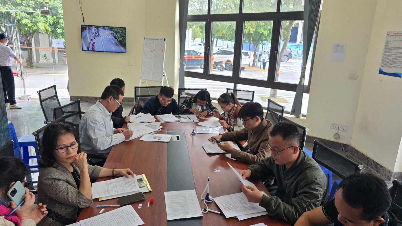 Xếp hàng nộp hồ sơ mua NOXH ngoại thành Hà Nội từ 2 giờ sáng - Ảnh 10