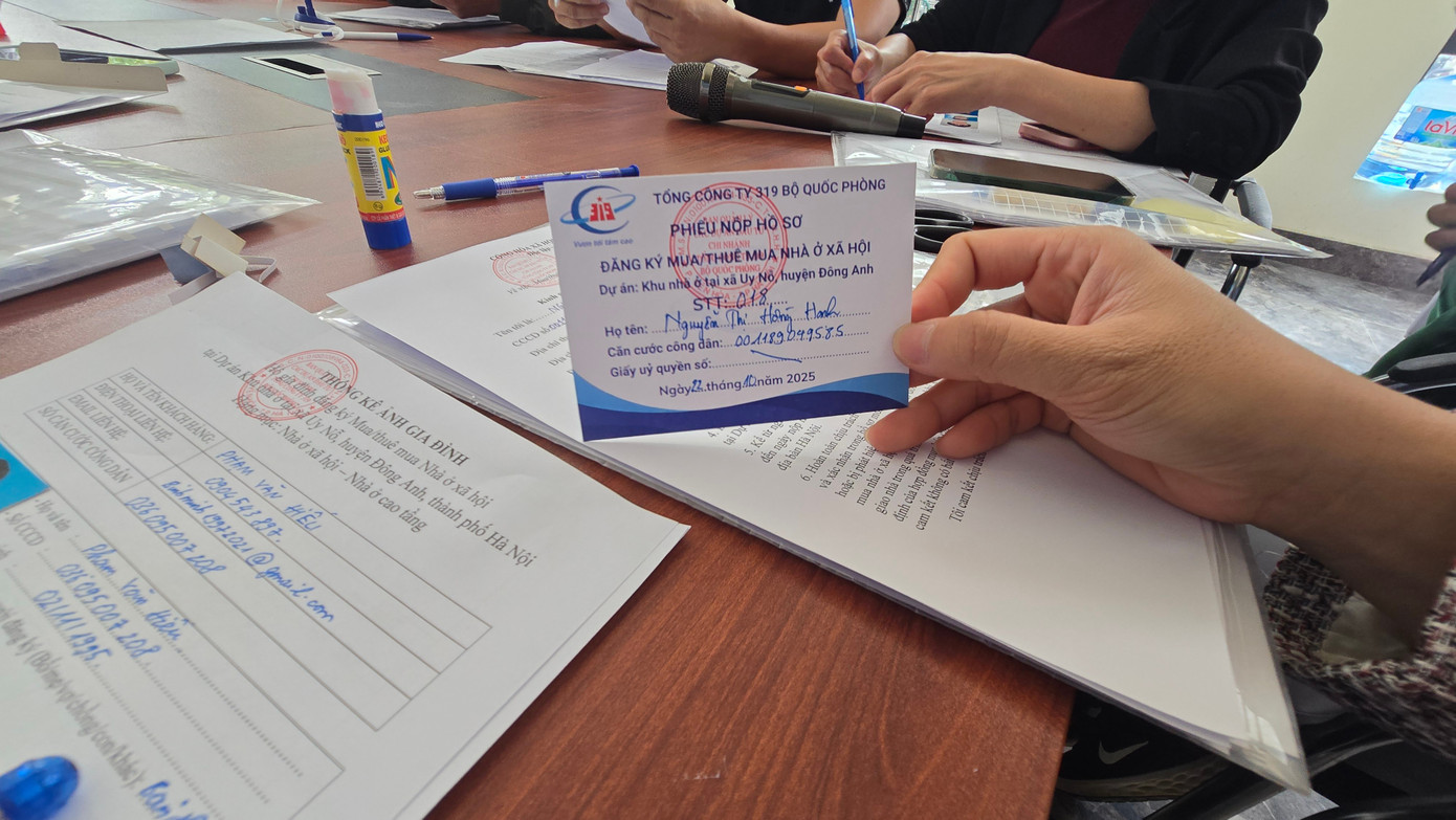 Xếp hàng nộp hồ sơ mua NOXH ngoại thành Hà Nội từ 2 giờ sáng - Ảnh 9