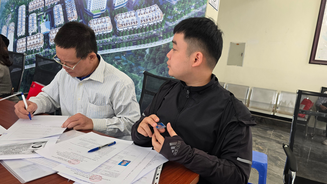 Xếp hàng nộp hồ sơ mua NOXH ngoại thành Hà Nội từ 2 giờ sáng - Ảnh 8