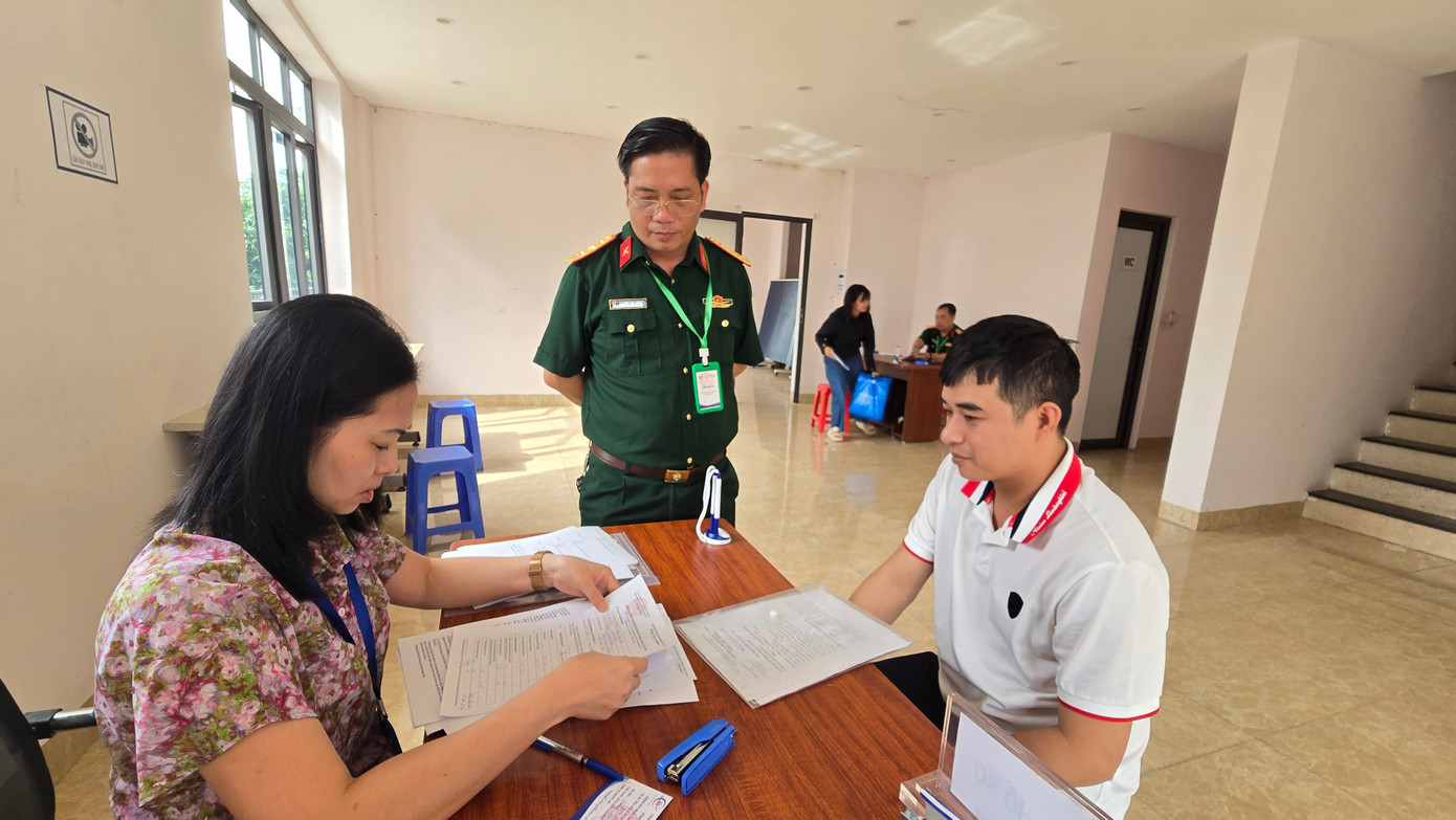 Xếp hàng nộp hồ sơ mua NOXH ngoại thành Hà Nội từ 2 giờ sáng - Ảnh 11