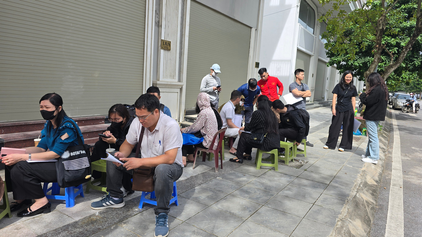 Xếp hàng nộp hồ sơ mua NOXH ngoại thành Hà Nội từ 2 giờ sáng - Ảnh 3