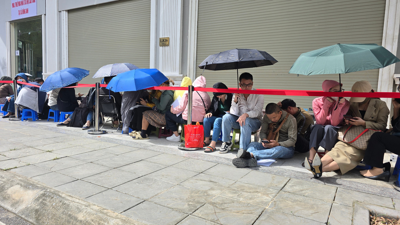 Xếp hàng nộp hồ sơ mua NOXH ngoại thành Hà Nội từ 2 giờ sáng - Ảnh 4