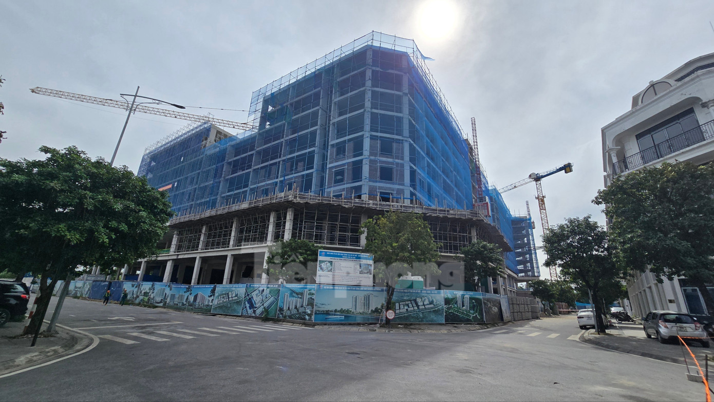 Xếp hàng nộp hồ sơ mua NOXH ngoại thành Hà Nội từ 2 giờ sáng - Ảnh 1