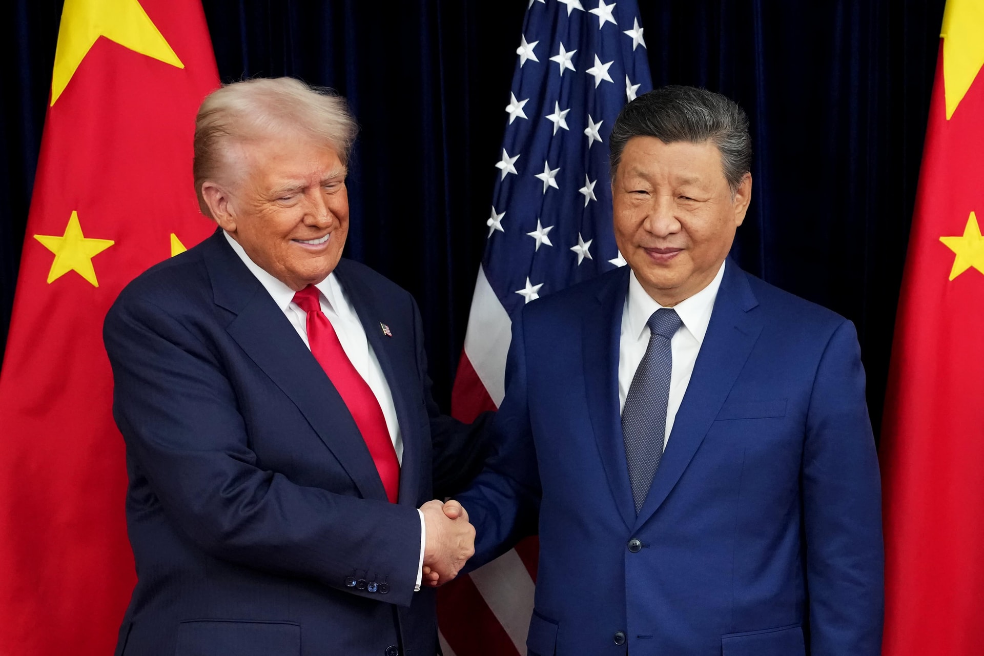 Gặp Thủ tướng Nhật trong cung điện, gặp Tổng thống Hàn tại bảo tàng: Vì sao ông Trump gặp ông Tập ở… sân bay? - Ảnh 1