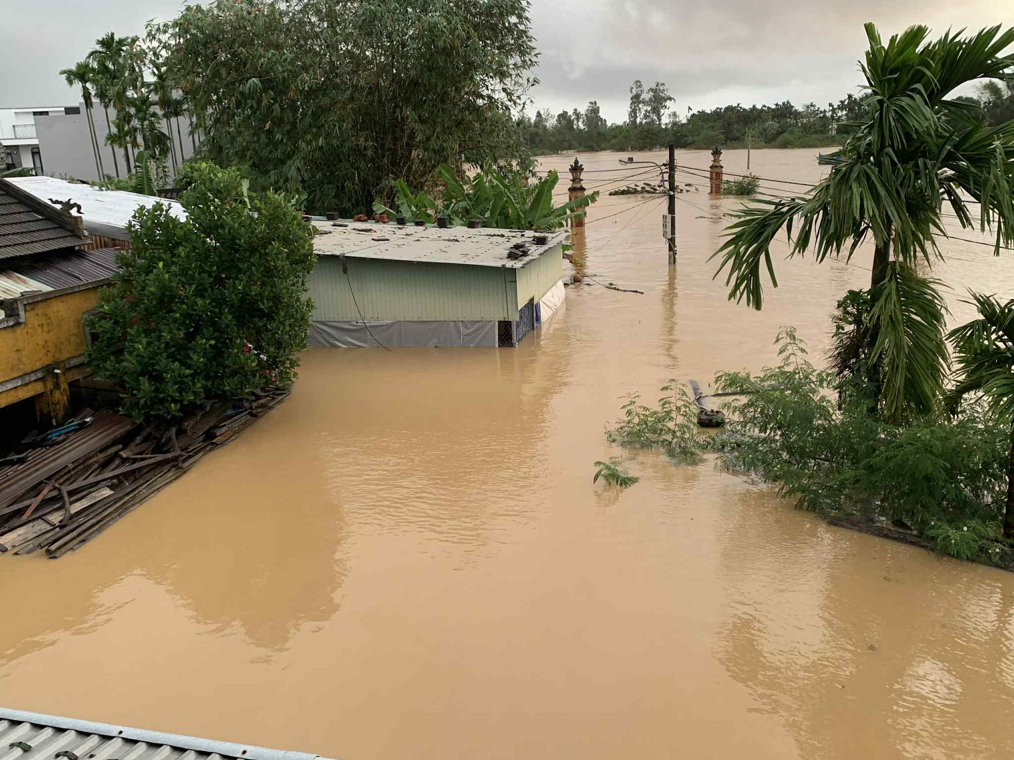 Nắng lên, hàng chục ngàn nhà dân ở Đà Nẵng vẫn ngập sâu trong lũ lịch sử - Ảnh 3