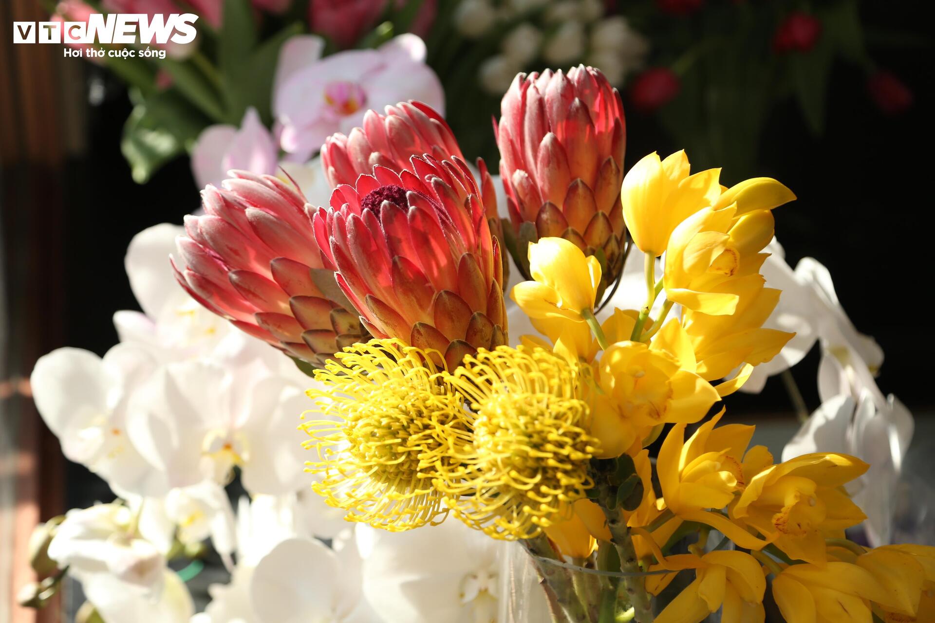 Hoa 'nhà giàu' mỗi bông giá 1 triệu đồng vẫn đắt khách dịp 20/10 - Ảnh 11