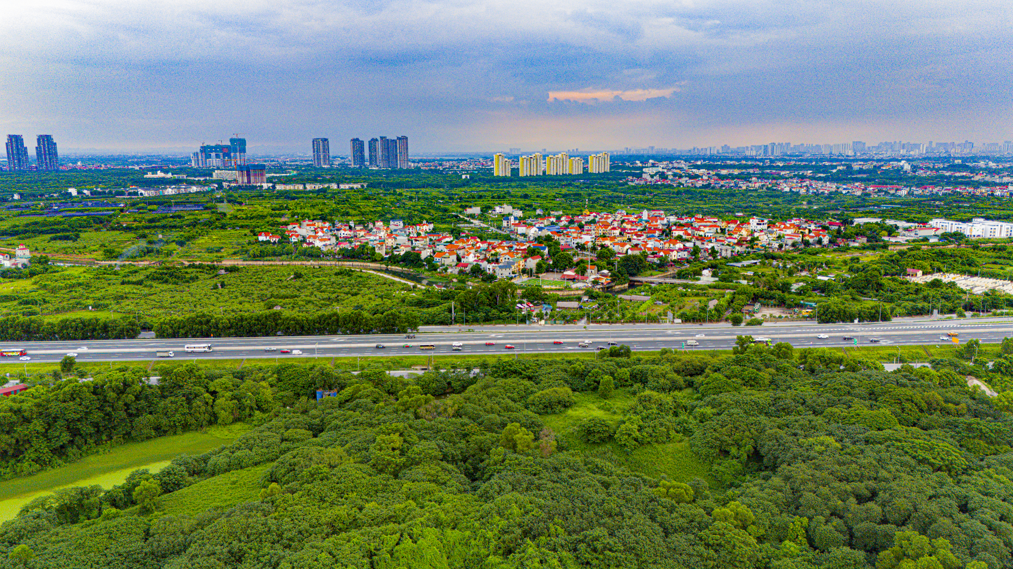 Toàn cảnh hai bên bờ sông Hồng trước khi siêu dự án đại lộ 300.000 tỷ đồng vẽ nên kỳ tích - Ảnh 11