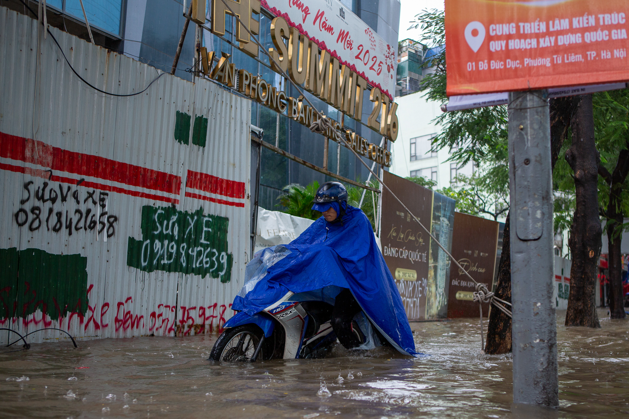 Thay bạn xem nhà ngày mưa: Keangnam hóa “vịnh”, Ciputra thành “cảng nước sâu”, The Summit 216 chìm trong biển nước - Ảnh 11
