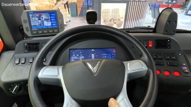 Khách Tây thử xe VinFast chưa bán ở Việt Nam: Kính cửa sổ như của máy bay, giảm xóc hơi, pin đặt trên nóc - Ảnh 14