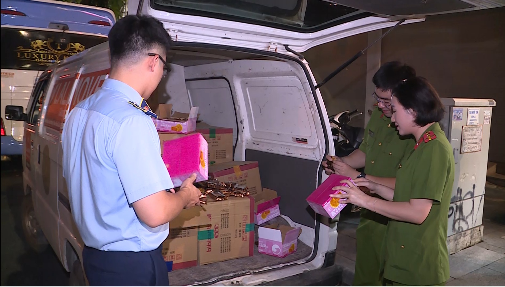 Gần 4.000 bánh Trung thu ngoại nhập “không giấy tờ” bị bắt ngay giữa phố Hà Nội: Ông chủ SN 1980 khai sự thật bất ngờ - Ảnh 1