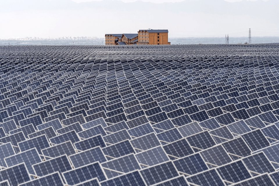 Từ câu chuyện kỳ tích đến hồi kết đắng: Trung Quốc đang đối mặt với khủng hoảng dư cung tồi tệ nhất trong lịch sử ngành năng lượng mặt trời - Ảnh 1