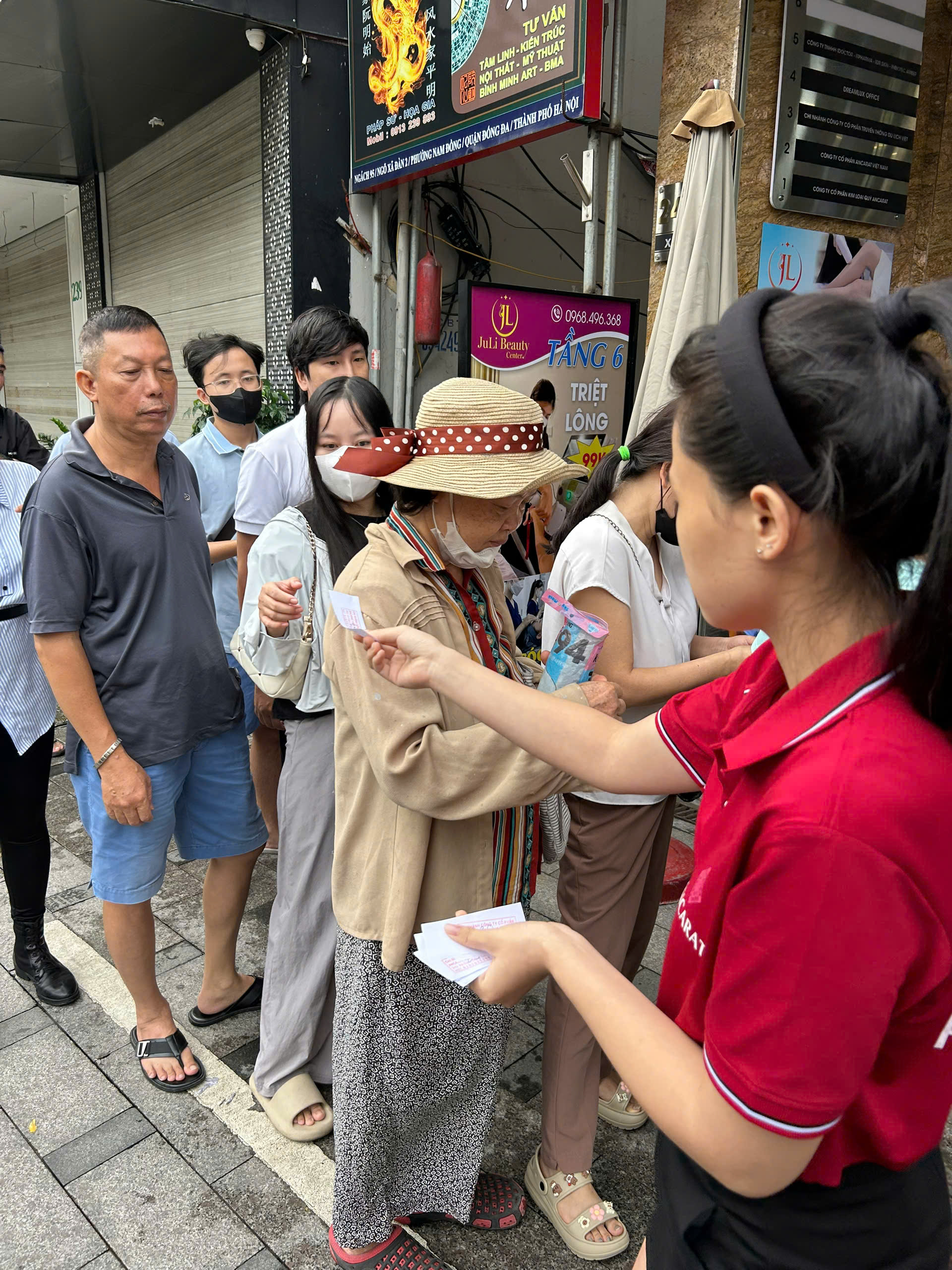 Bạc tăng lên đỉnh mọi thời đại, người Hà Nội xếp hàng mua từ sáng sớm - Ảnh 3