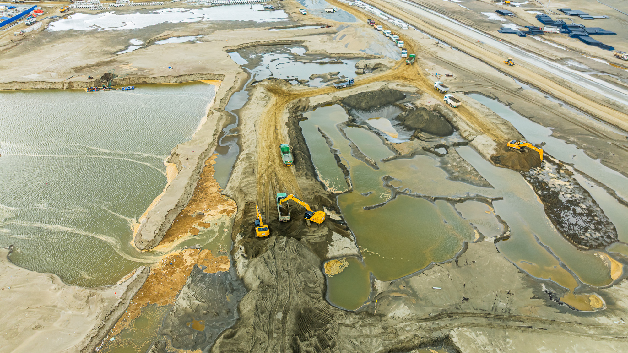 Ngắm cảnh hàng trăm sà lan hoạt động suốt ngày đêm ở đại dự án lấn biển lớn nhất Việt Nam của Vinhomes - Ảnh 12