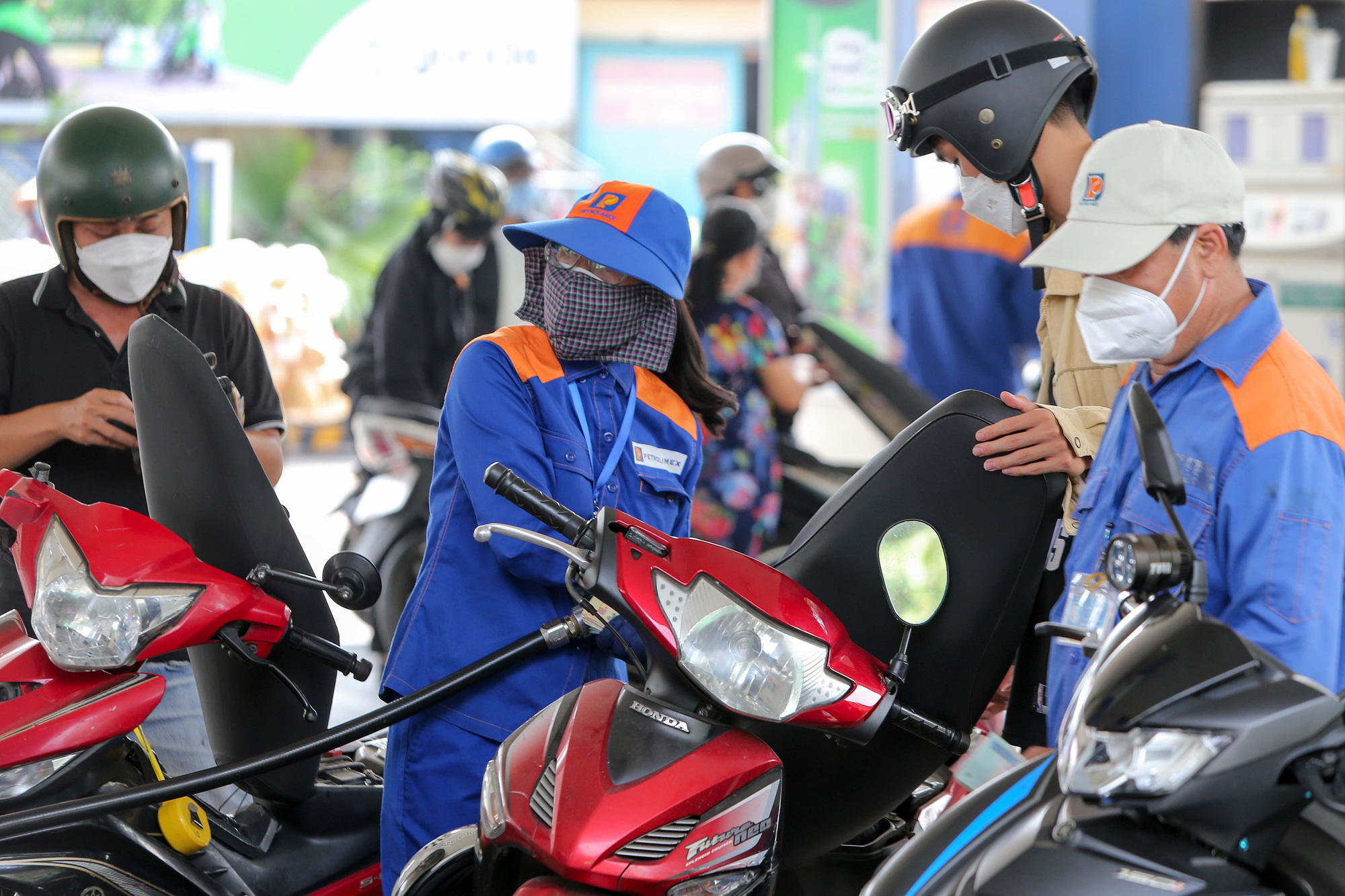 Giá xăng dầu đồng loạt giảm, xăng RON 95 về dưới mốc 20.000 đồng/lít - Ảnh 1