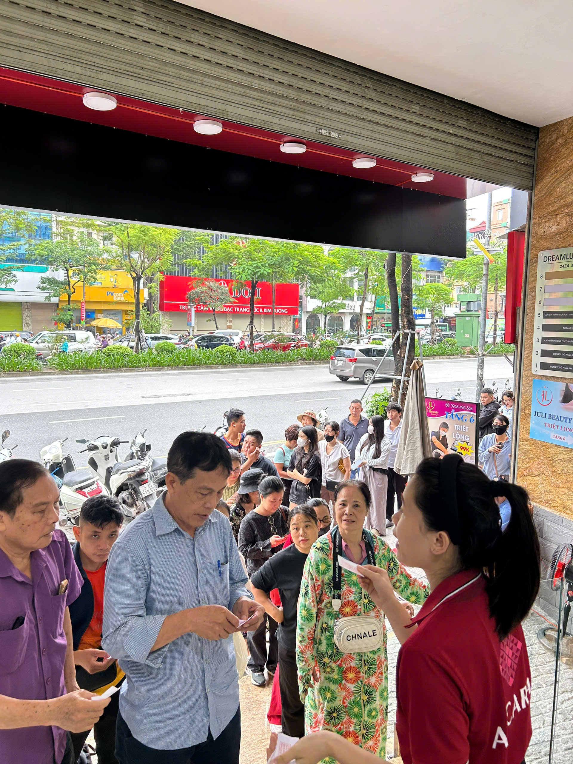 Bạc tăng lên đỉnh mọi thời đại, người Hà Nội xếp hàng mua từ sáng sớm - Ảnh 6