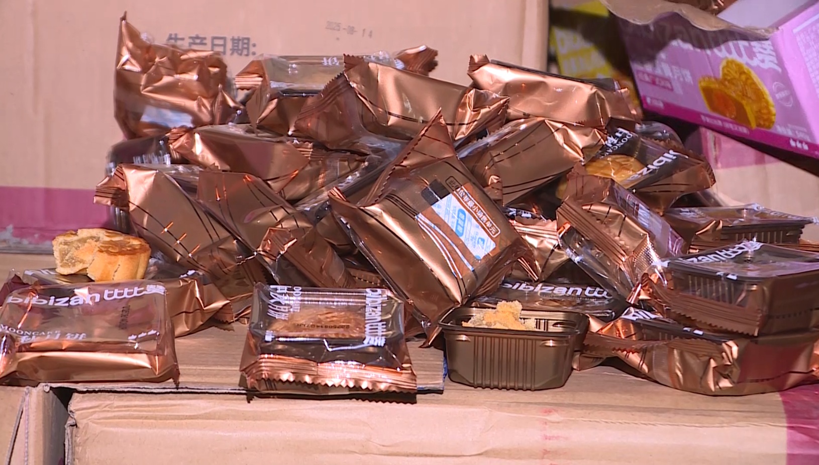 Gần 4.000 bánh Trung thu ngoại nhập “không giấy tờ” bị bắt ngay giữa phố Hà Nội: Ông chủ SN 1980 khai sự thật bất ngờ - Ảnh 2