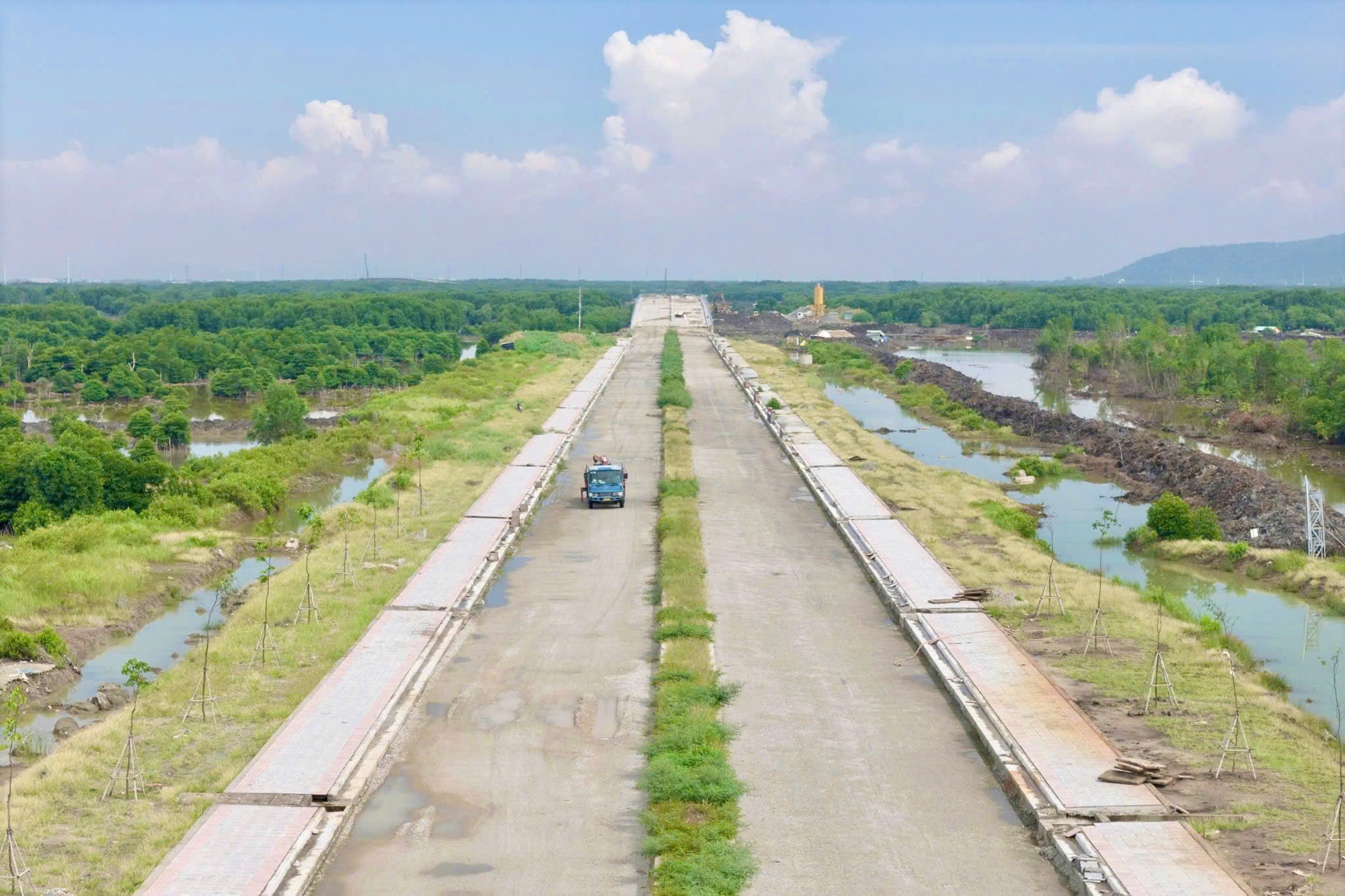 Hình ảnh con đường hơn 3.000 tỉ đồng băng qua đầm lầy đang dần về đích ở TP HCM - Ảnh 7