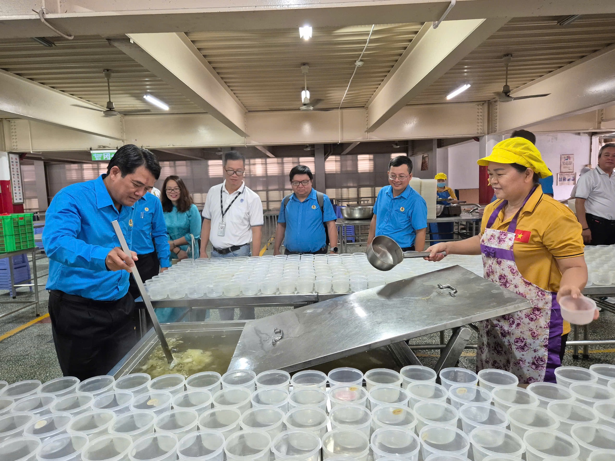 Một doanh nghiệp tại TP HCM chi 450 tỉ đồng/tháng để trả lương cho người lao động - Ảnh 2