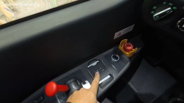 Khách Tây thử xe VinFast chưa bán ở Việt Nam: Kính cửa sổ như của máy bay, giảm xóc hơi, pin đặt trên nóc - Ảnh 15