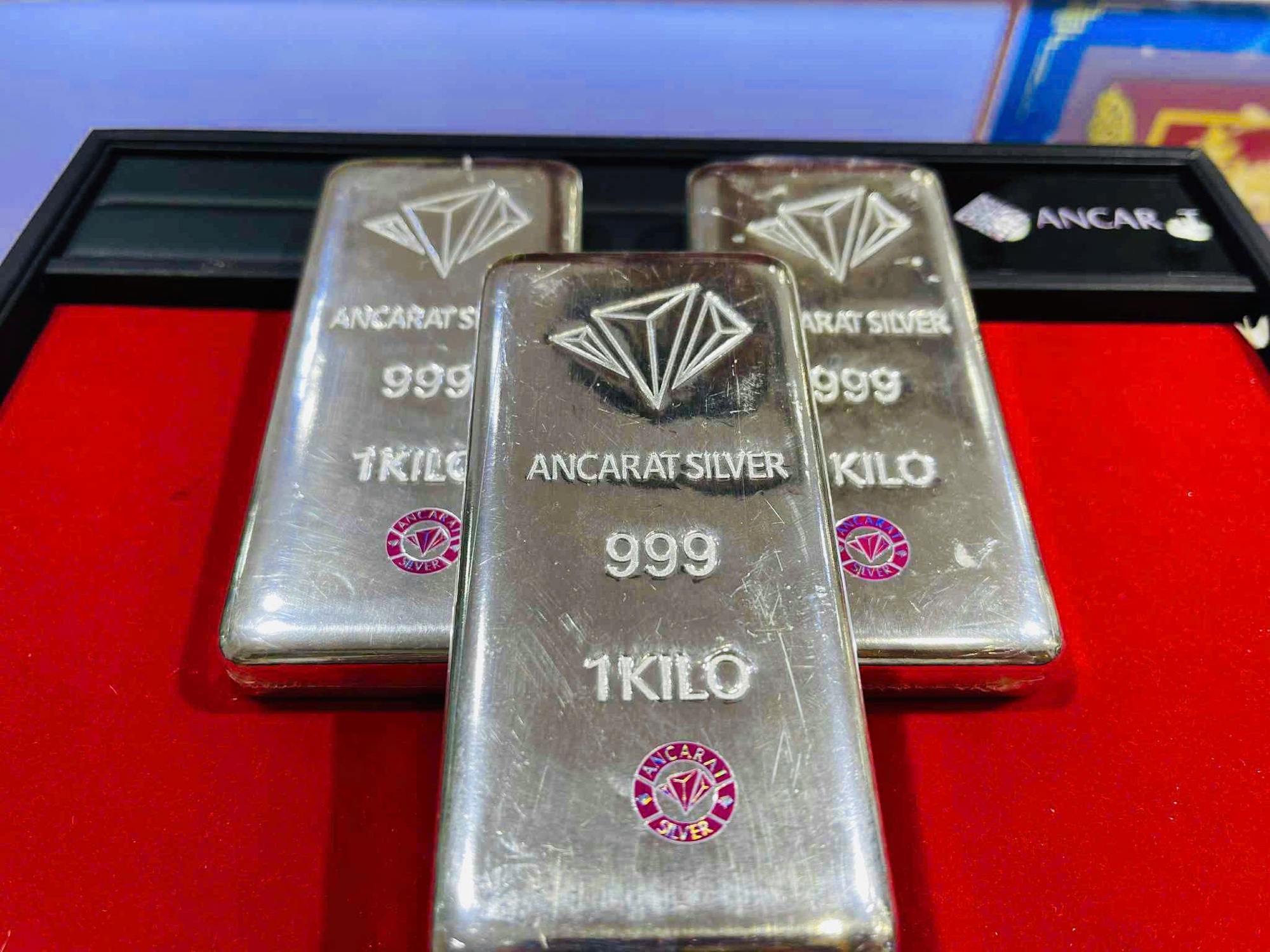 Giá bạc giảm mạnh, người dân "vét" cháy hàng - Ảnh 2