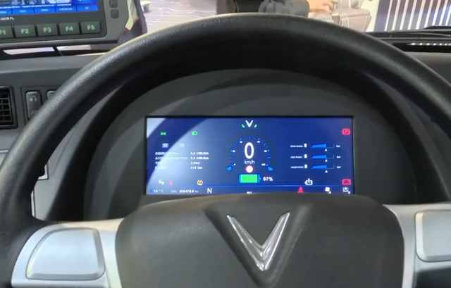 Khách Tây thử xe VinFast chưa bán ở Việt Nam: Kính cửa sổ như của máy bay, giảm xóc hơi, pin đặt trên nóc - Ảnh 16