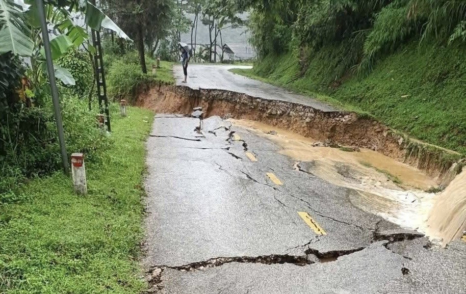 Bộ Xây dựng kích hoạt phương án khẩn, ứng phó bão số 12 - Ảnh 1