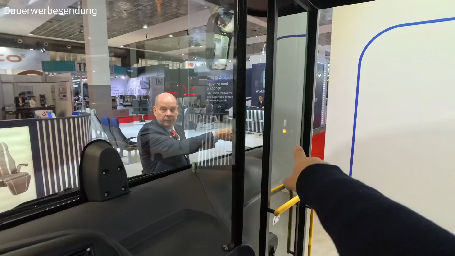 Khách Tây thử xe VinFast chưa bán ở Việt Nam: Kính cửa sổ như của máy bay, giảm xóc hơi, pin đặt trên nóc - Ảnh 17