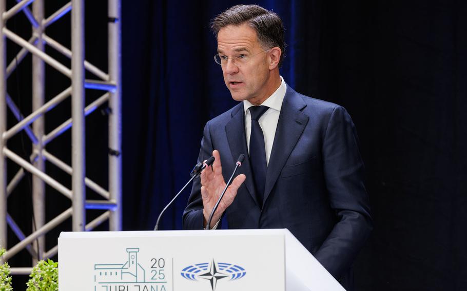 Tàu ngầm Nga hoạt động 'bất thường', Tổng thư ký NATO giễu 'lê lết về nhà': Cỗ máy chiến tranh gặp sự cố? - Ảnh 1