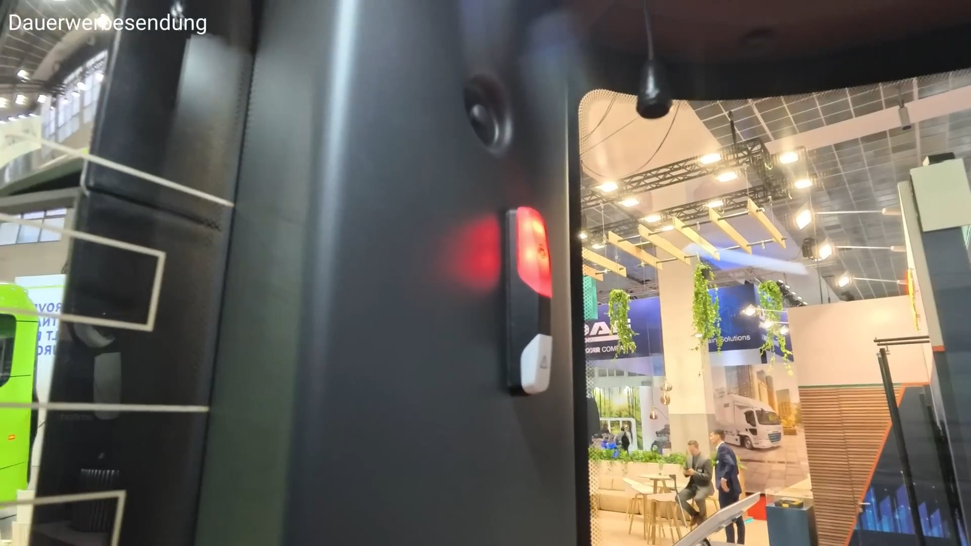 Khách Tây thử xe VinFast chưa bán ở Việt Nam: Kính cửa sổ như của máy bay, giảm xóc hơi, pin đặt trên nóc - Ảnh 18