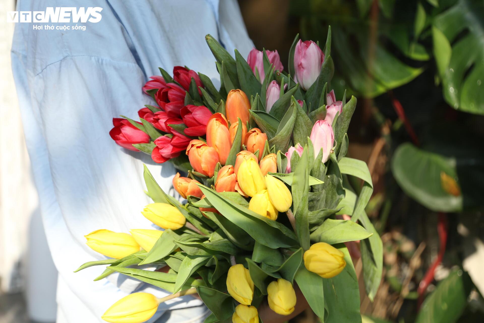 Hoa 'nhà giàu' mỗi bông giá 1 triệu đồng vẫn đắt khách dịp 20/10 - Ảnh 8