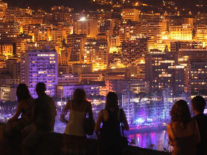 Quốc gia chỉ rộng 2km2, nhỏ bằng nửa Hồ Tây có GDP đầu người cao nhất thế giới, ra đường gặp 3 người thì 1 người là triệu phú - Ảnh 7