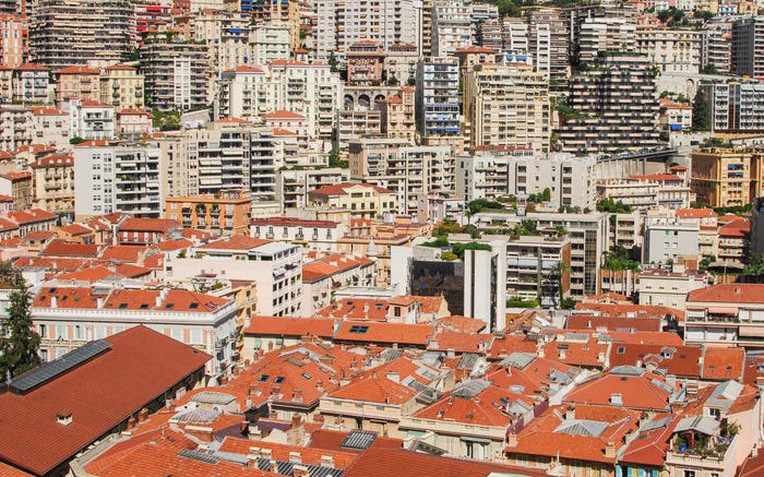 Quốc gia chỉ rộng 2km2, nhỏ bằng nửa Hồ Tây có GDP đầu người cao nhất thế giới, ra đường gặp 3 người thì 1 người là triệu phú - Ảnh 1