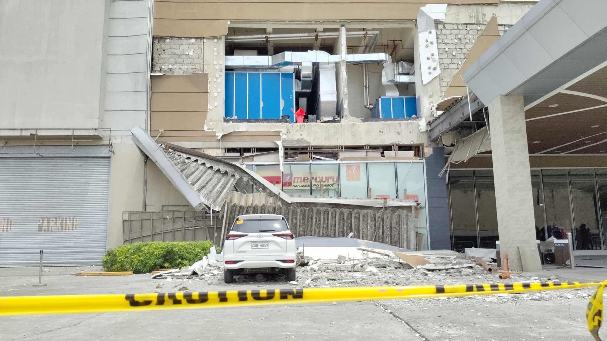 Video: Động đất mạnh 7,4 độ ở Philippines rung chuyển mọi thứ, người dân hoảng loạn bỏ chạy - Ảnh 2