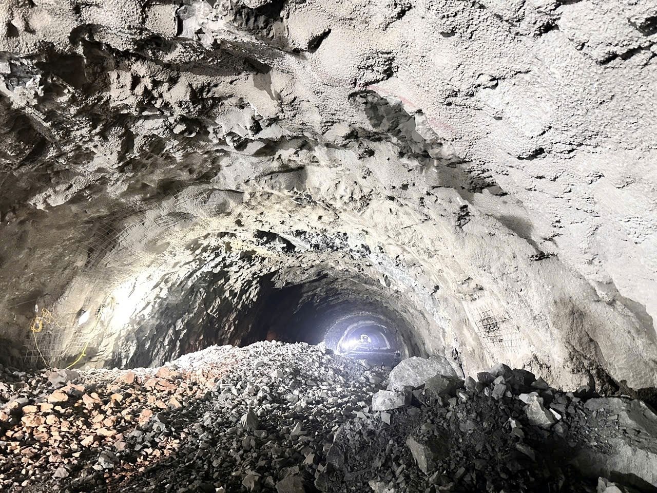 Công trình hơn 3.000 tỷ đồng kết nối núi - biển của Việt Nam có bước ngoặt mới, hé lộ con số bất ngờ - Ảnh 2