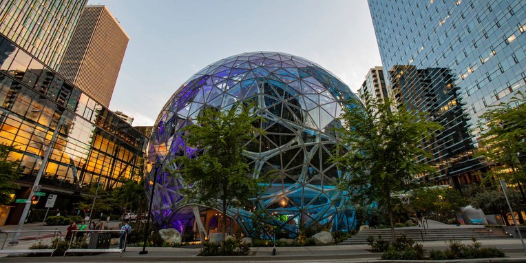 Amazon gây sốc: 14,000 nhân viên bị sa thải qua tin nhắn, công ty công nghệ đang loay hoay trong bão AI? - Ảnh 1