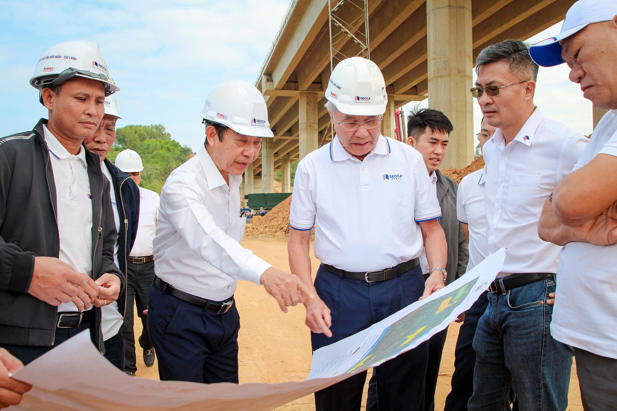 Hơn 400 mũi thi công, 6.000 nhân sự, 2.700 thiết bị dồn lực đẩy nhanh tiến độ 2 cao tốc để thống tuyến cuối năm theo chỉ đạo của Thủ tướng - Ảnh 1