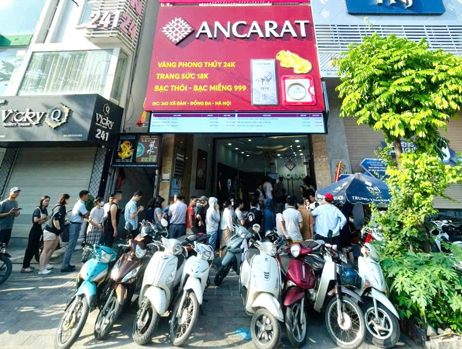 Giá bạc giảm mạnh, người dân "vét" cháy hàng - Ảnh 1