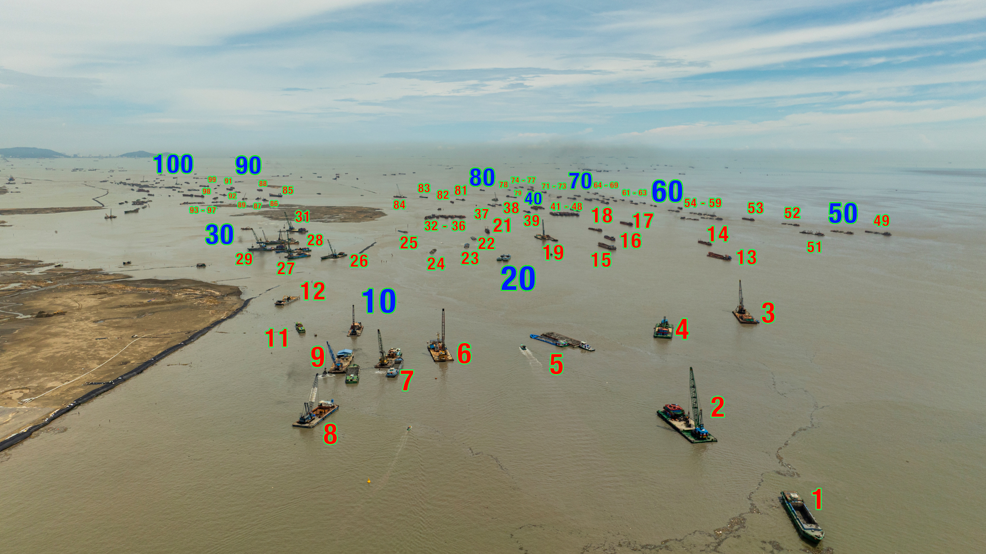 Ngắm cảnh hàng trăm sà lan hoạt động suốt ngày đêm ở đại dự án lấn biển lớn nhất Việt Nam của Vinhomes - Ảnh 2