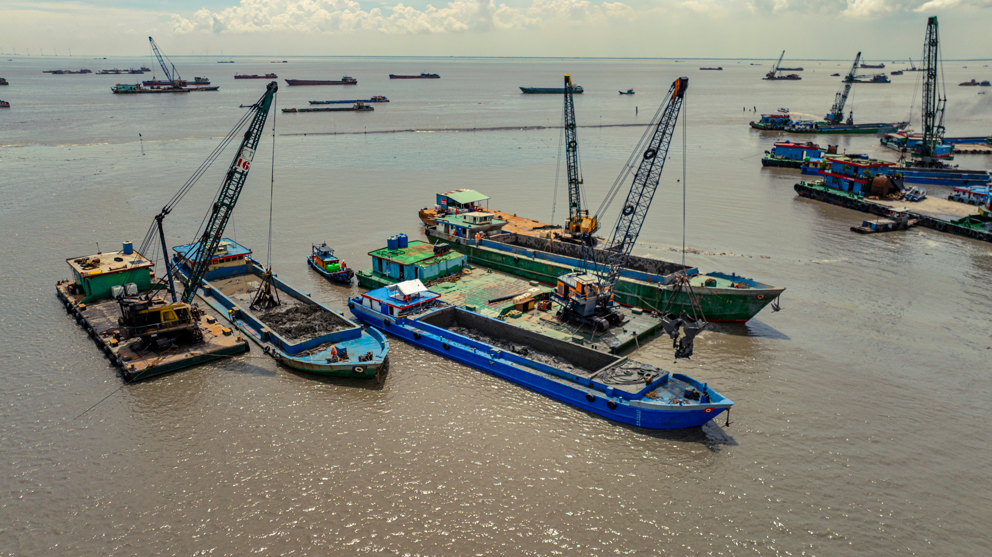 Ngắm cảnh hàng trăm sà lan hoạt động suốt ngày đêm ở đại dự án lấn biển lớn nhất Việt Nam của Vinhomes - Ảnh 3