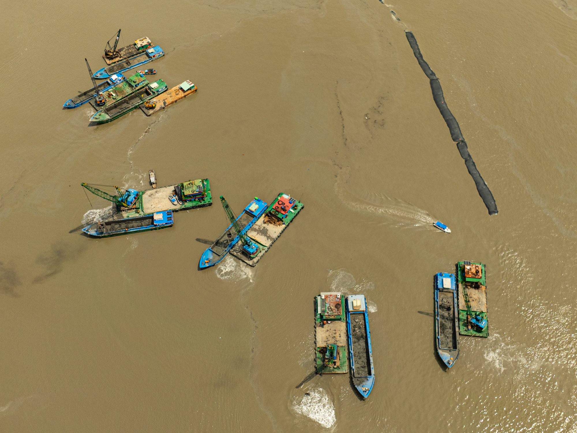 Ngắm cảnh hàng trăm sà lan hoạt động suốt ngày đêm ở đại dự án lấn biển lớn nhất Việt Nam của Vinhomes - Ảnh 4