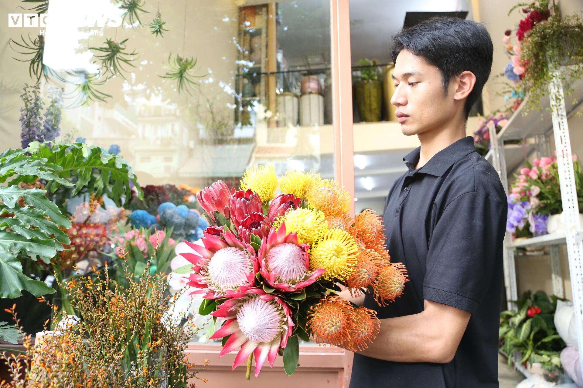 Hoa 'nhà giàu' mỗi bông giá 1 triệu đồng vẫn đắt khách dịp 20/10 - Ảnh 2