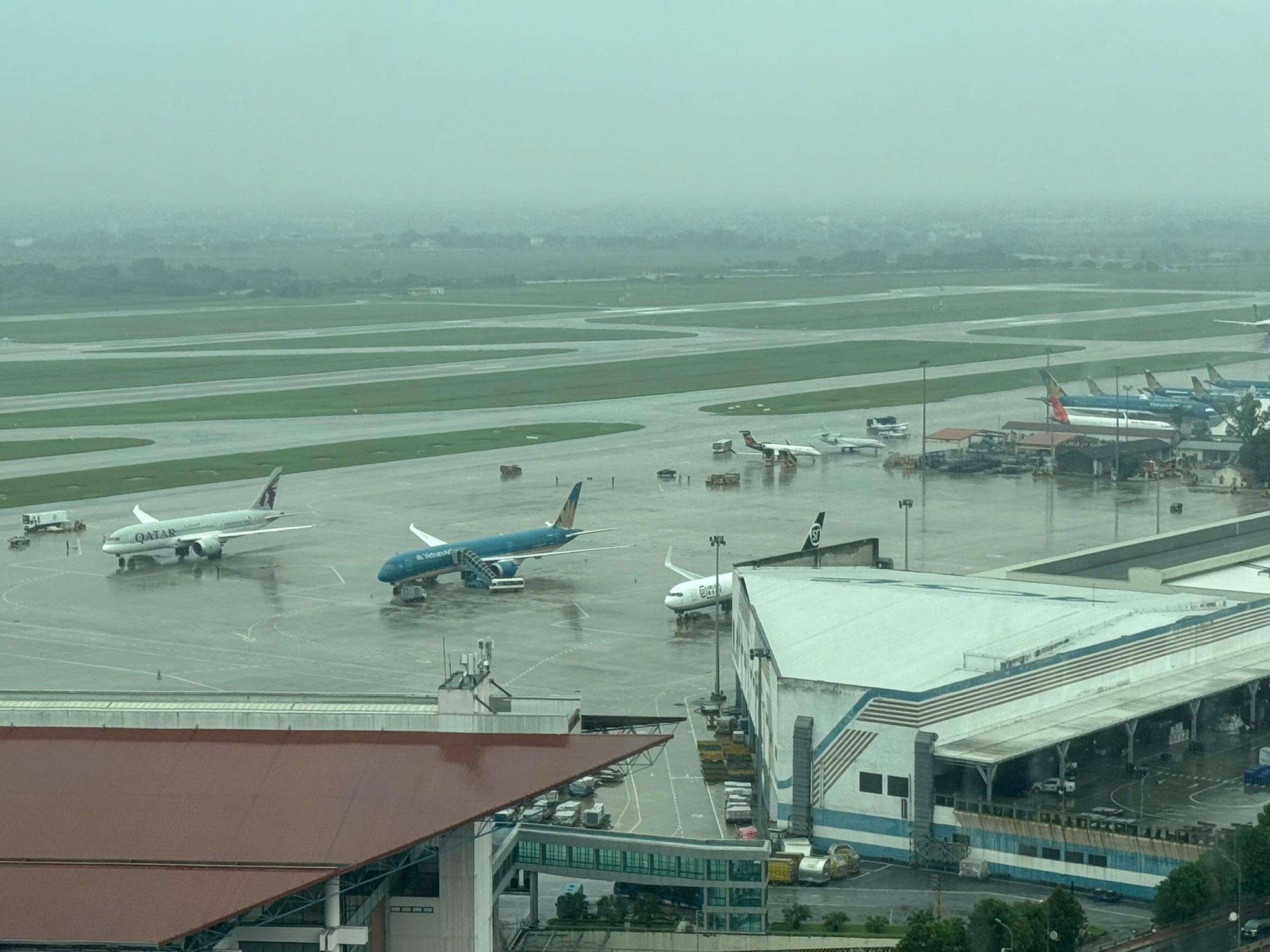 Nguyên nhân 17 chuyến phải bay chờ để hạ cánh xuống Nội Bài - Ảnh 1