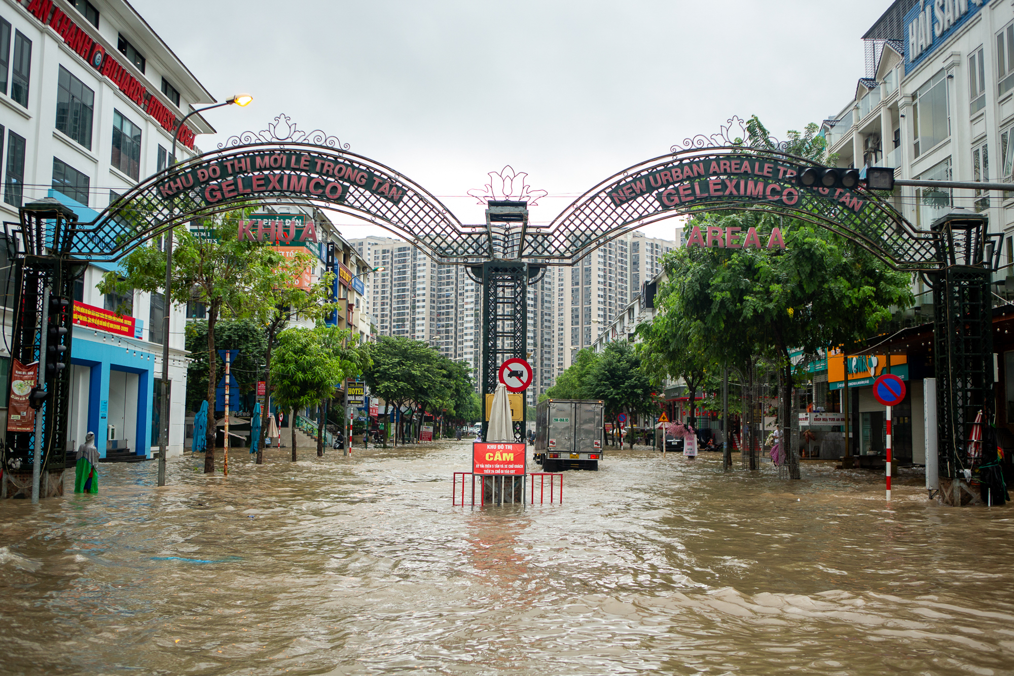 Thay bạn xem nhà ngày mưa bão: Geleximco hoá làng chài, Vinhomes Smart City vẫn thông thoáng - Ảnh 3