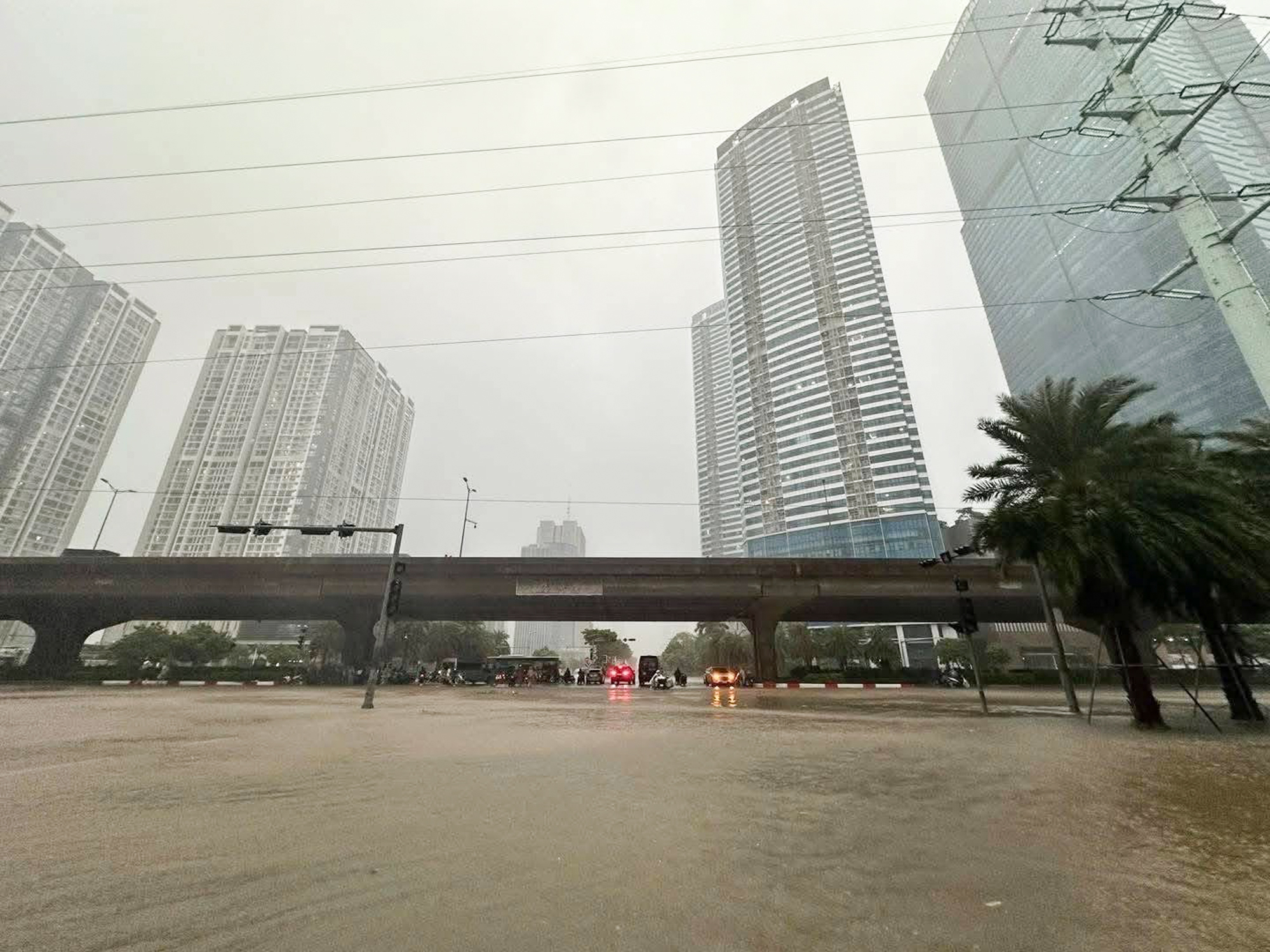 Thay bạn xem nhà ngày mưa: Keangnam hóa “vịnh”, Ciputra thành “cảng nước sâu”, The Summit 216 chìm trong biển nước - Ảnh 2