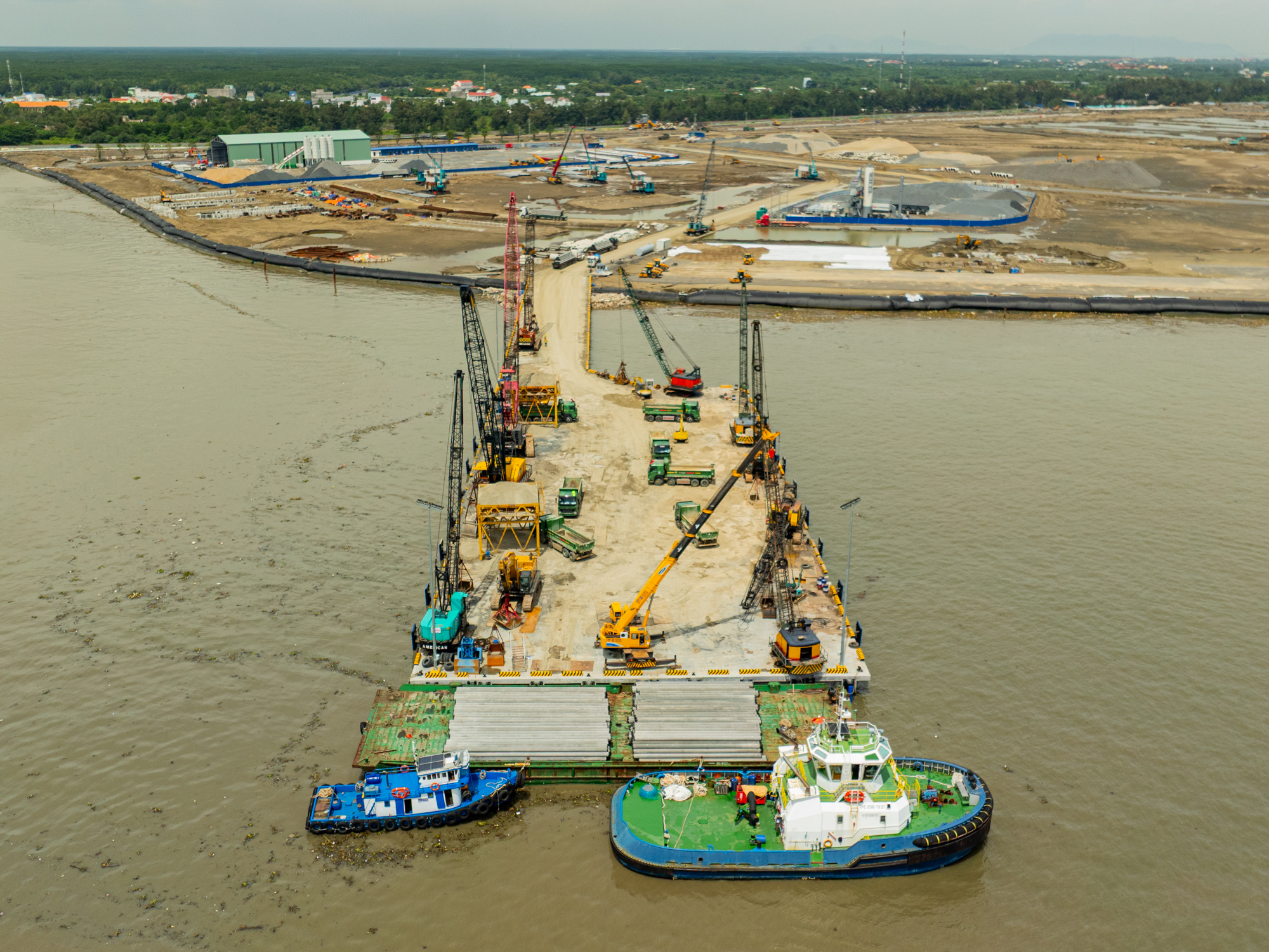 Ngắm cảnh hàng trăm sà lan hoạt động suốt ngày đêm ở đại dự án lấn biển lớn nhất Việt Nam của Vinhomes - Ảnh 5