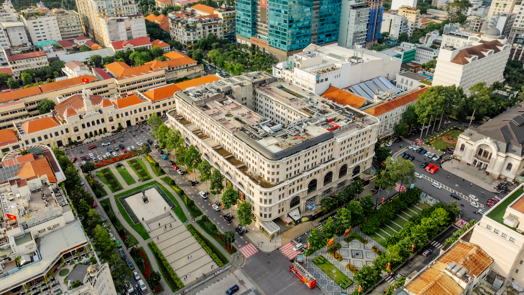 Ngắm tòa nhà đầu tiên kết nối với ga metro: Nơi Hermès, Dior, Bvlgari hội tụ, từng 'nằm trong tay' tỷ phú Phạm Nhật Vượng - Ảnh 2