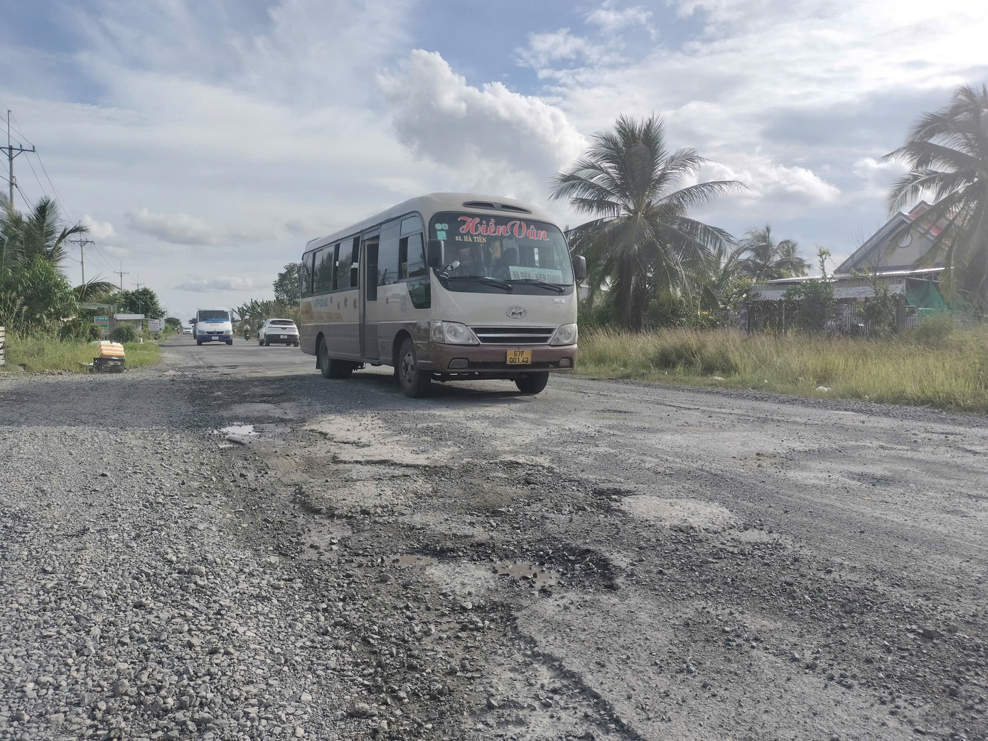 Quốc lộ 1 qua Cà Mau hư hỏng, nhiều ổ gà - Ảnh 2